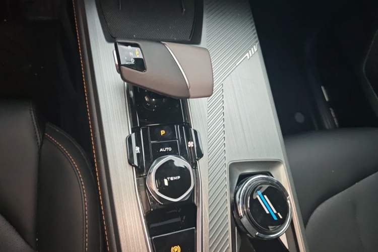 Used CHANGAN OSHAN Z6 2023 Blue Whale 1.5T DCT Smart Edition Gear Lever