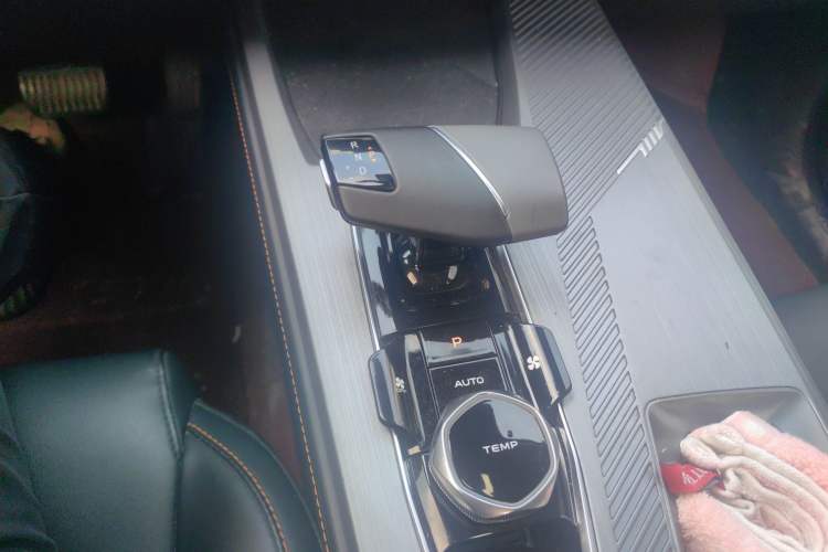 Used CHANGAN OSHAN Z6 2023 Blue Whale 1.5T DCT Luxury Model Gear Lever