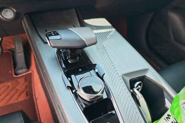 Used CHANGAN OSHAN Z6 2023 Blue Whale 1.5T DCT Luxury Model Gear Lever