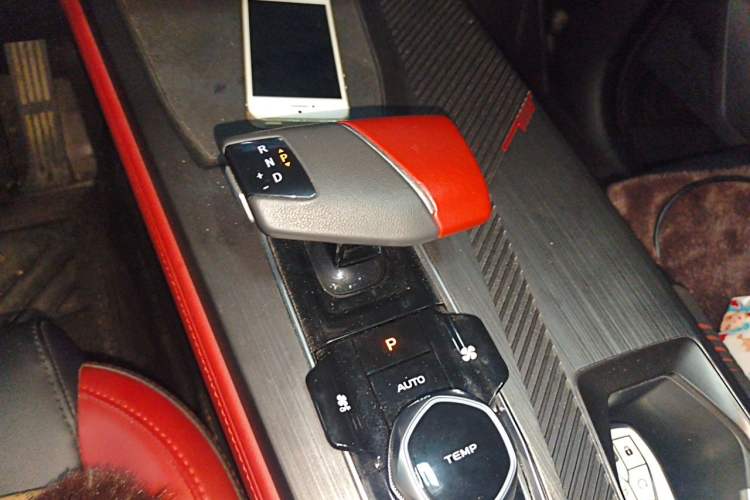 Used CHANGAN OSHAN Z6 2023 Blue Whale 1.5T DCT Smart Luxury Model Gear Lever