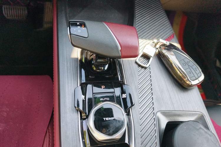 Used CHANGAN OSHAN Z6 2023 Blue Whale 1.5T DCT Smart Luxury Model Gear Lever