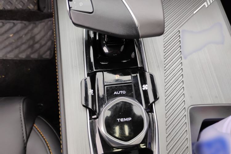 Used CHANGAN OSHAN Z6 2023 Blue Whale 1.5T DCT Smart-Led City Edition Gear Lever
