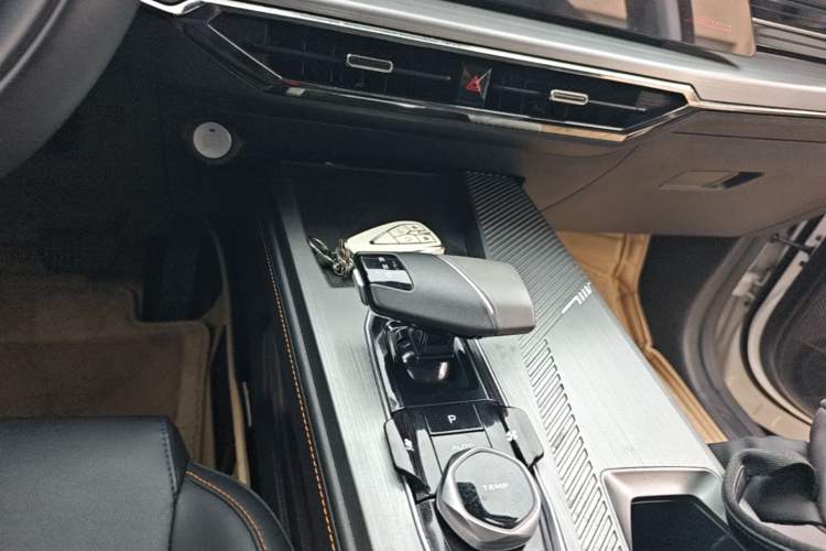 Used CHANGAN OSHAN Z6 2023 Blue Whale 1.5T DCT Luxury Model Gear Lever