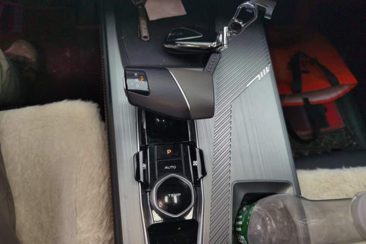 Used CHANGAN OSHAN Z6 2023 Blue Whale 1.5T DCT Smart Edition Gear Lever