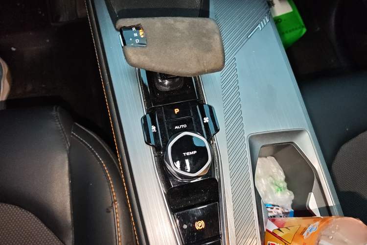 Used CHANGAN OSHAN Z6 2023 Blue Whale 1.5T DCT Luxury Model Gear Lever
