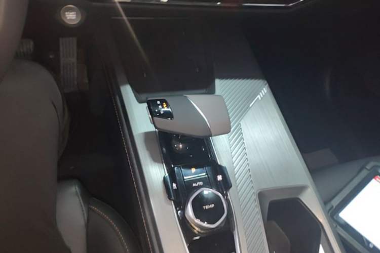 Used CHANGAN OSHAN Z6 2023 Blue Whale 1.5T DCT Smart Navigation Model Gear Lever