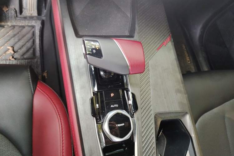 Used CHANGAN OSHAN Z6 2023 Blue Whale 1.5T DCT Smart Luxury Model Gear Lever