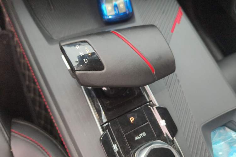 Used CHANGAN OSHAN Z6 2023 Blue Whale 1.5T DCT Smart Navigation Model Gear Lever