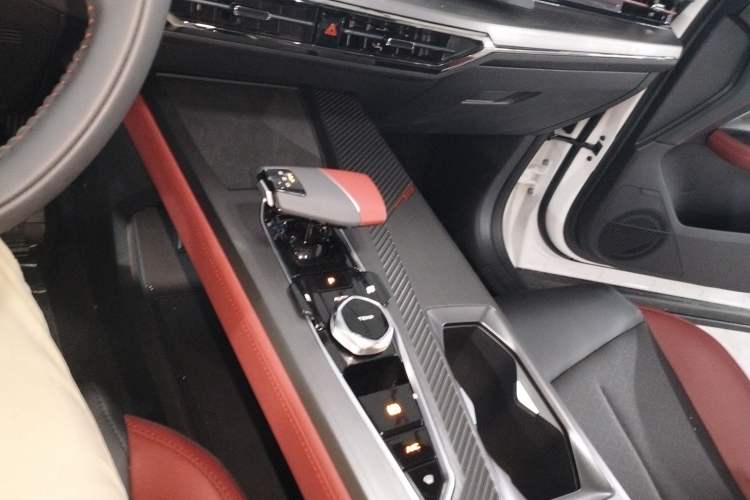 Used CHANGAN OSHAN Z6 2023 Blue Whale 1.5T DCT Smart Luxury Model Gear Lever