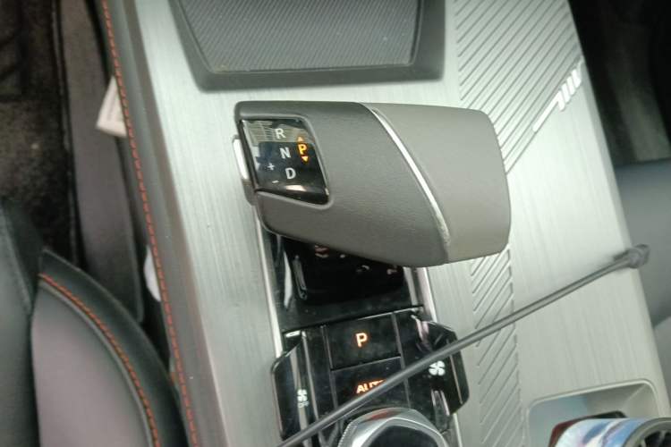Used CHANGAN OSHAN Z6 2023 Blue Whale 1.5T DCT Smart Edition Gear Lever