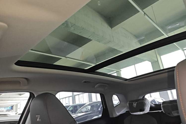 Used CHANGAN OSHAN Z6 2023 Blue Whale 1.5T DCT Luxury Model Headliner