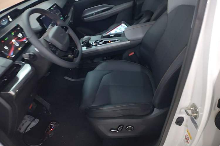 Used CHANGAN OSHAN Z6 2023 Blue Whale 1.5T DCT Smart Navigation Model Left Front Seat
