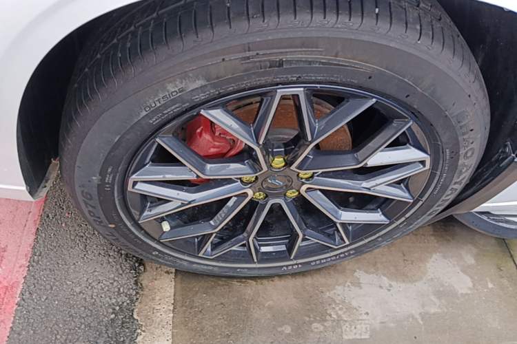Used CHANGAN OSHAN Z6 2023 Blue Whale 1.5T DCT Smart Edition Left Front Wheel Hub