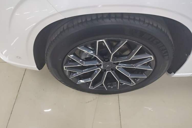 Used CHANGAN OSHAN Z6 2023 Blue Whale 1.5T DCT Smart Navigation Model Left Front Wheel Hub