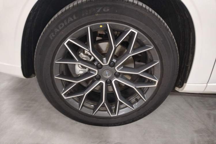 Used CHANGAN OSHAN Z6 2023 Blue Whale 1.5T DCT Smart Luxury Model Left Front Wheel Hub