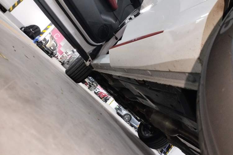 Used CHANGAN OSHAN Z6 2023 Blue Whale 1.5T DCT Smart Luxury Model Left Side Sill