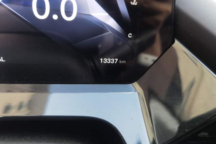 Used CHANGAN OSHAN Z6 2023 Blue Whale 1.5T DCT Smart Edition Odometer Close Up