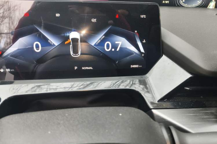 Used CHANGAN OSHAN Z6 2023 Blue Whale 2.0T Automatic Zhiyuan Model Odometer Close Up