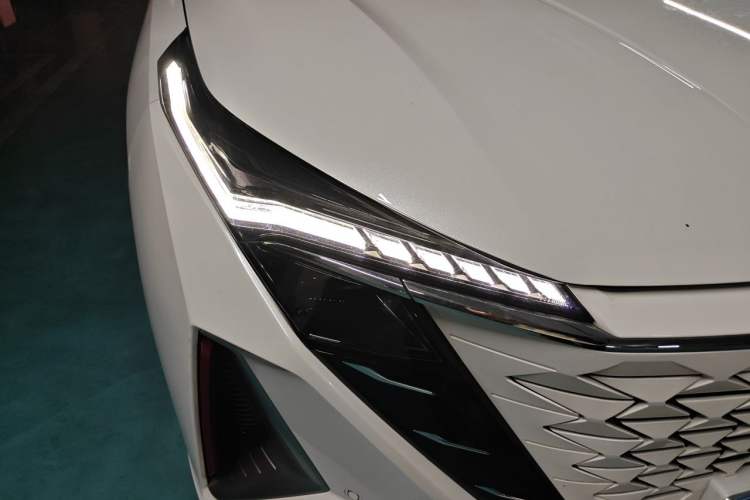 Used CHANGAN OSHAN Z6 2023 Blue Whale 1.5T DCT Luxury Model Right Front Headlight