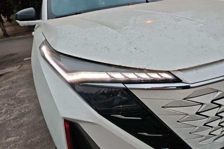Used CHANGAN OSHAN Z6 2023 Blue Whale 1.5T DCT Luxury Model Right Front Headlight