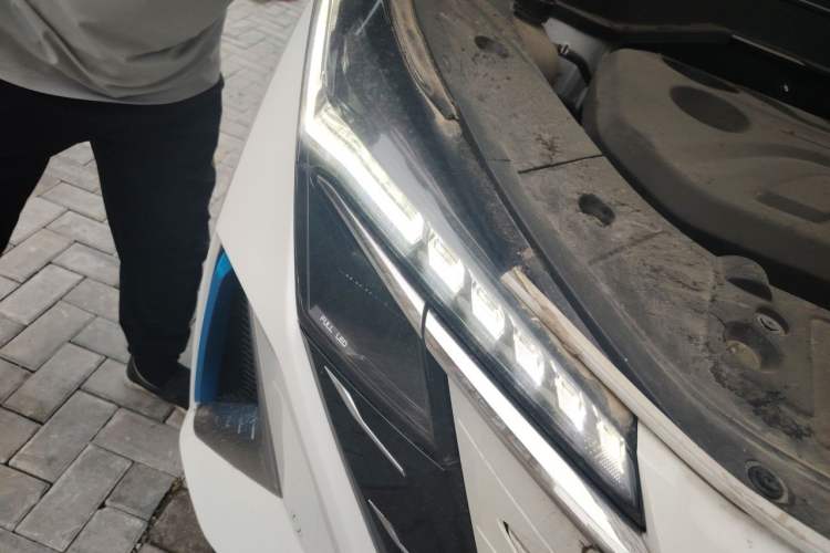 Used CHANGAN OSHAN Z6 2023 Blue Whale 1.5T DCT Smart Luxury Model Right Front Headlight