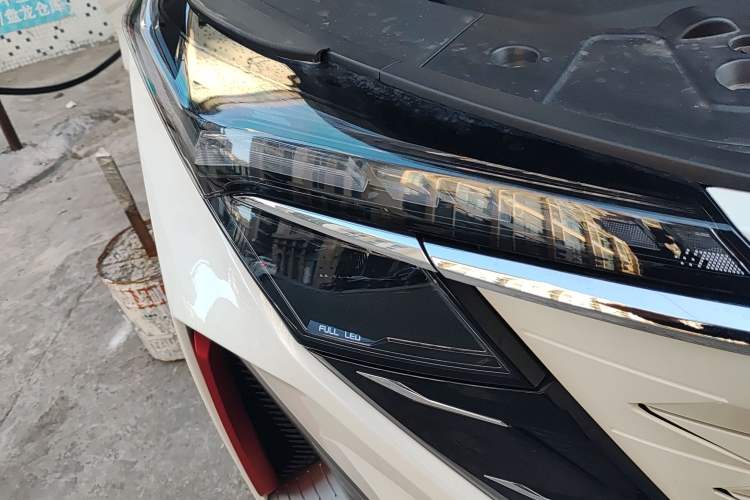 Used CHANGAN OSHAN Z6 2023 Blue Whale 1.5T DCT Smart Edition Right Front Headlight