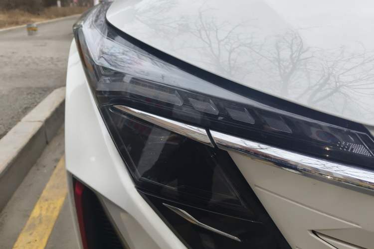 Used CHANGAN OSHAN Z6 2023 Blue Whale 2.0T Automatic Zhiyuan Model Right Front Headlight