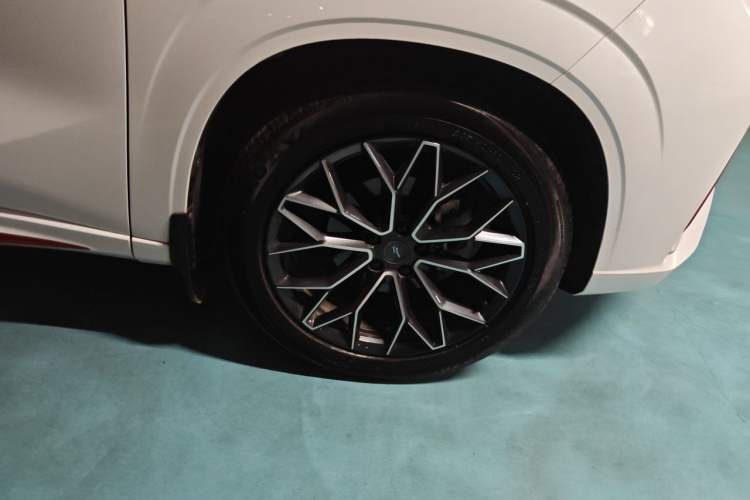Used CHANGAN OSHAN Z6 2023 Blue Whale 1.5T DCT Luxury Model Right Front Wheel Hub