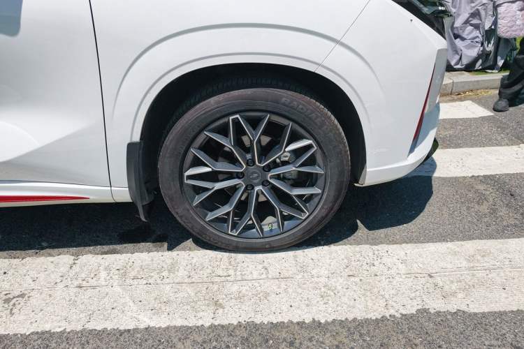 Used CHANGAN OSHAN Z6 2023 Blue Whale 1.5T DCT Smart Luxury Model Right Front Wheel Hub