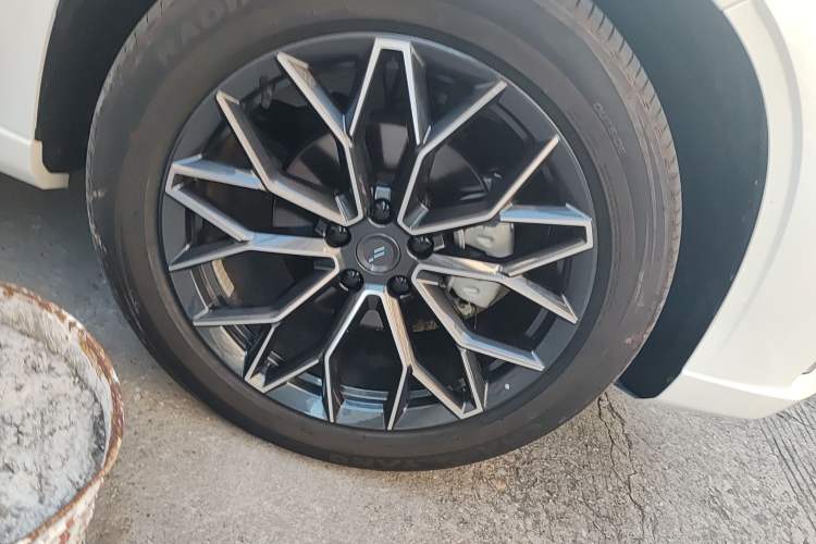 Used CHANGAN OSHAN Z6 2023 Blue Whale 1.5T DCT Smart Edition Right Front Wheel Hub