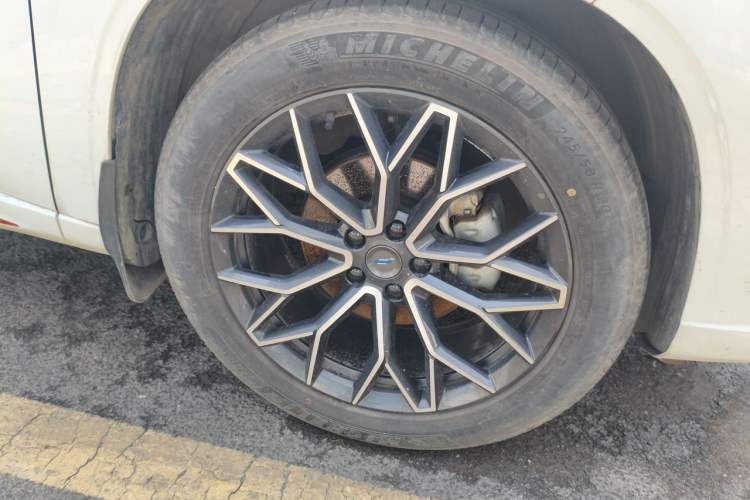 Used CHANGAN OSHAN Z6 2023 Blue Whale 1.5T DCT Smart Navigation Model Right Front Wheel Hub