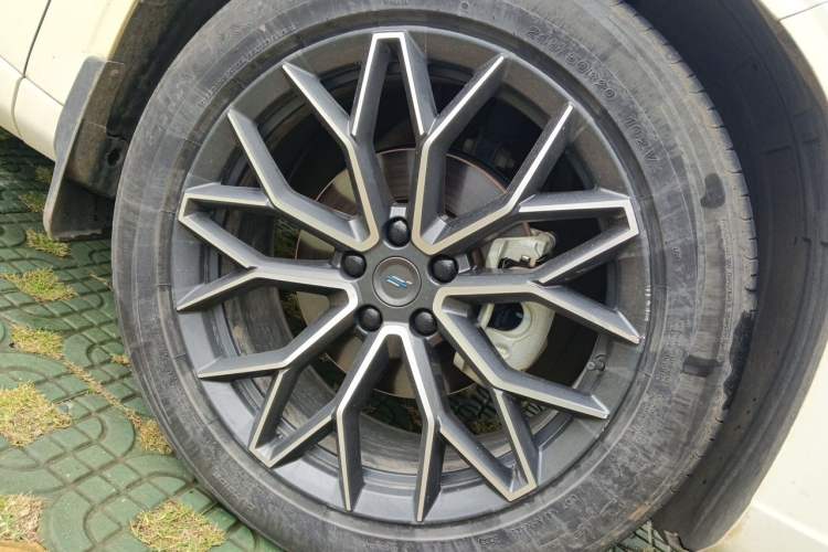 Used CHANGAN OSHAN Z6 2023 Blue Whale 1.5T DCT Smart Edition Right Front Wheel Hub