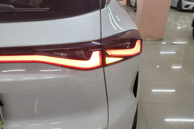 Used CHANGAN OSHAN Z6 2023 Blue Whale 1.5T DCT Smart Navigation Model Right Rear Taillight