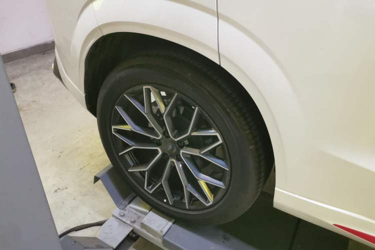 Used CHANGAN OSHAN Z6 2023 Blue Whale 1.5T DCT Smart Edition Right Rear Wheel Hub