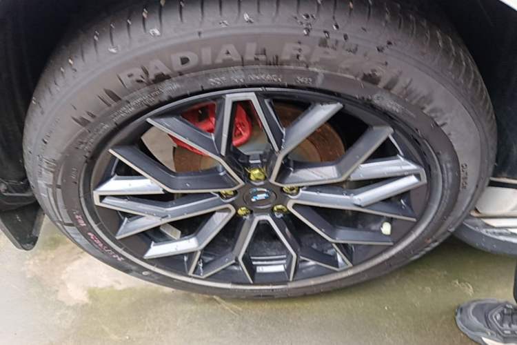 Used CHANGAN OSHAN Z6 2023 Blue Whale 1.5T DCT Smart Edition Right Rear Wheel Hub