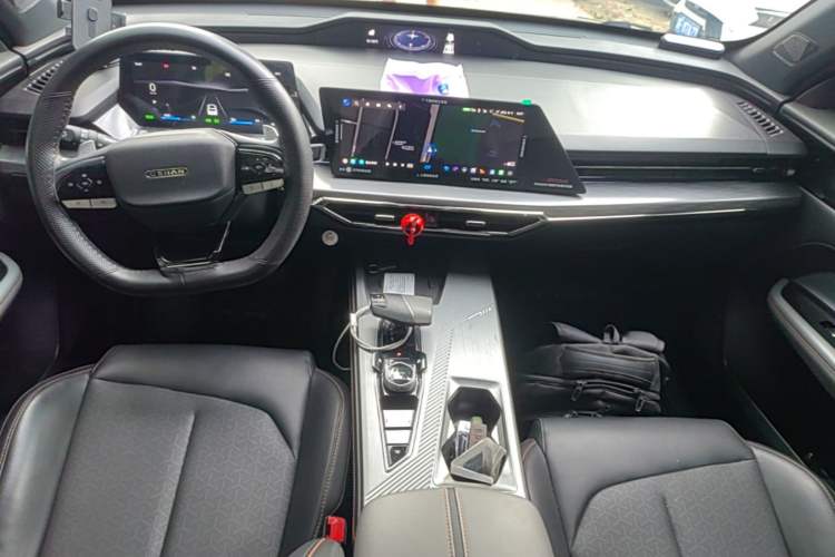 Used CHANGAN OSHAN Z6 New Energy 2022 Blue Whale iDD 150KM Flagship PLUS Smart Parking Edition Center Console