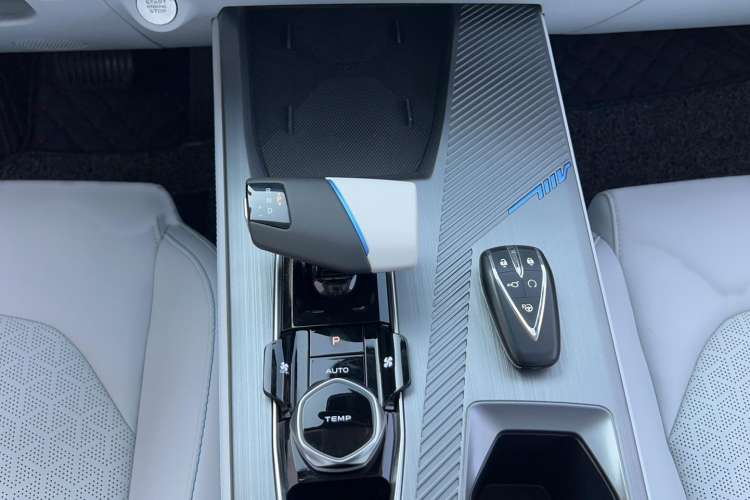 Used CHANGAN OSHAN Z6 New Energy 2022 Blue Whale iDD 150KM Flagship PLUS Smart Parking Edition Gear Lever
