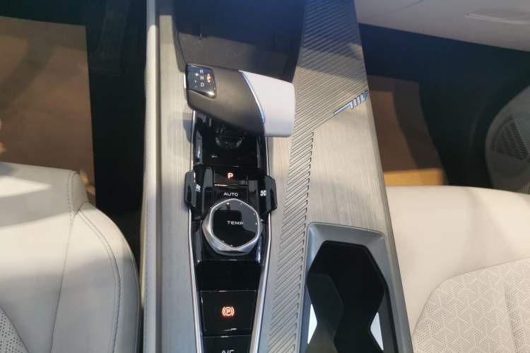 Used CHANGAN OSHAN Z6 New Energy 2022 Blue Whale iDD 150KM Flagship PLUS Smart Parking Edition Gear Lever
