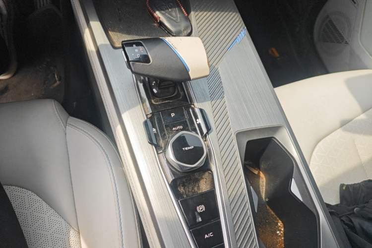 Used CHANGAN OSHAN Z6 New Energy 2022 Facelift Blue Whale iDD 150KM Flagship PLUS Smart Parking Edition Gear Lever
