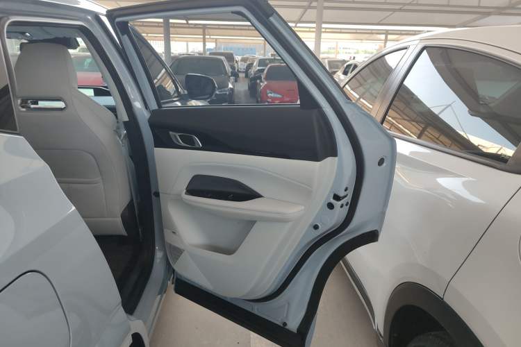 Used CHANGAN OSHAN Z6 New Energy 2022 Blue Whale iDD 150KM Flagship PLUS Smart Parking Edition Right Rear Door Interior