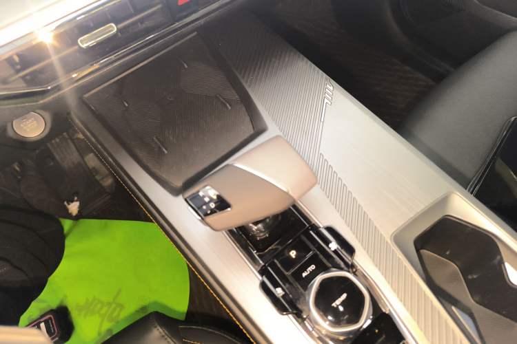 Used CHANGAN OSHAN Z6 New Energy 2022 Blue Whale iDD 150KM Flagship PLUS Smart Parking Edition Gear Lever