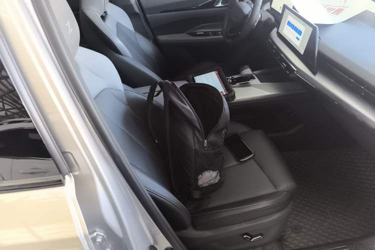 Used CHANGAN OSHAN Z6 New Energy 2022 Blue Whale iDD 150KM Flagship PLUS Smart Parking Edition Right Front Seat