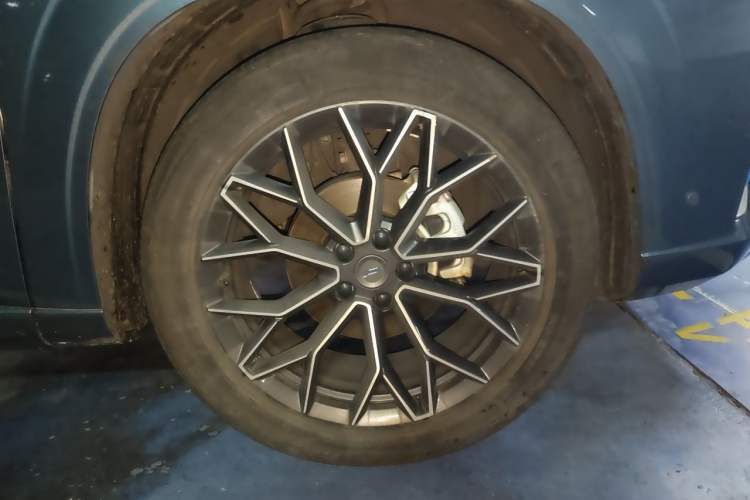 Used CHANGAN OSHAN Z6 New Energy 2023 ZhiDian iDD 150KM Flagship PLUS Smart Parking Edition Right Front Wheel Hub