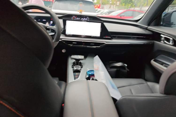 Used CHANGAN OSHAN Z6 New Energy 2023 ZhiDian iDD 150KM Flagship Model Audio And AC Panel