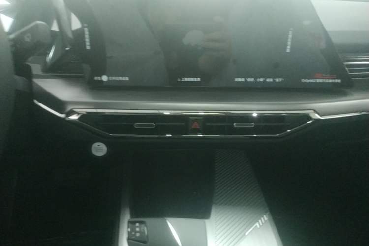 Used CHANGAN OSHAN Z6 New Energy 2023 ZhiDian iDD 150KM Flagship PLUS Smart Parking Edition Audio And AC Panel
