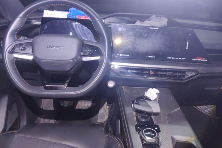 Used CHANGAN OSHAN Z6 New Energy 2023 ZhiDian iDD 150KM Flagship Model Center Console