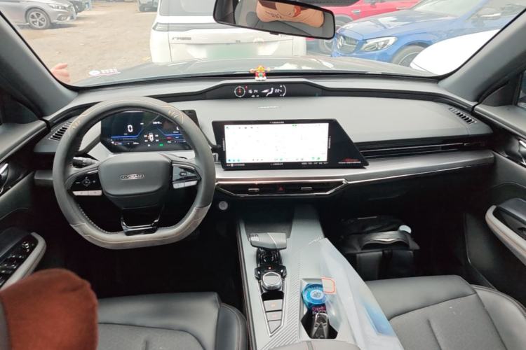 Used CHANGAN OSHAN Z6 New Energy 2023 ZhiDian iDD 150KM Flagship Model Center Console