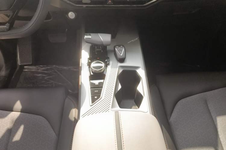 Used CHANGAN OSHAN Z6 New Energy 2023 ZhiDian iDD 150KM Flagship PLUS Smart Parking Edition Gear Lever