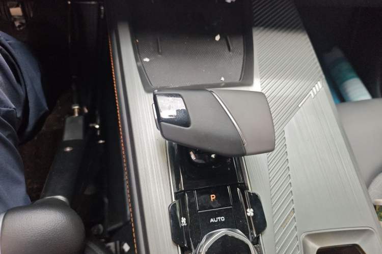 Used CHANGAN OSHAN Z6 New Energy 2023 ZhiDian iDD 150KM Flagship PLUS Smart Parking Edition Gear Lever