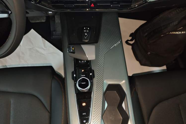 Used CHANGAN OSHAN Z6 New Energy 2023 ZhiDian iDD 150KM Flagship PLUS Smart Parking Edition Gear Lever